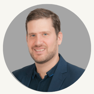 Expert senior en finance et gestion stratégique, Roger possède une riche et solide expérience acquise au sein de prestigieuses banques de gestion de fortune à Genève et d'un des plus importants fonds souverain au monde aux Émirats Arabes Unis. Son expertise internationale, sa rigueur analytique et sa vision stratégique contribuent à poser les bases solides et visionnaires de l’entreprise.